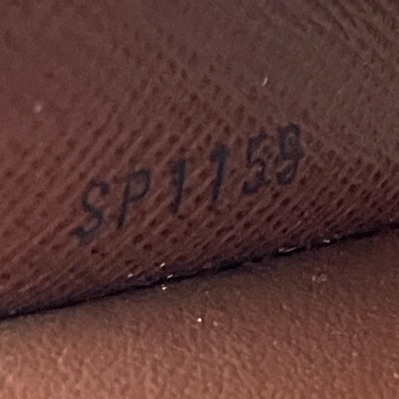 Louis Vuitton 6 key holder - Picture 9 of 10